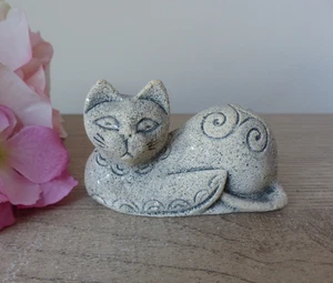 Figur Katze aus geschnitztem Verbundstein, Sammlerkatze Bretagne Triskell - Bild 1 von 12