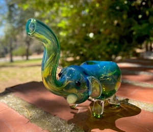 GREEN ELEPHANT COLLECTIBLE TOBACCO GLASS PIPE SMOKING (HANDMADE) ANIMAL PIPE. - Picture 1 of 2