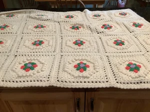 Vintage 3D handgehäkelte afghanische Puffy Blumen, creme, lila pink & grün, 55 x 33 - Bild 1 von 4
