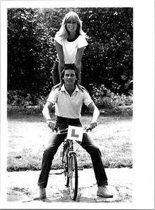 Foto de prensa 1983 moto as Barry Sheene y Stephanie McLean en bicicleta 6x8 - Imagen 1 de 2