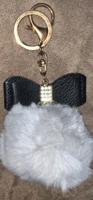 CHARME/CHAVEIRO CINZA POM POM com ARCO TÃO MACIO BOLSA SUPER FOFO!! - Imagem 1 de 2