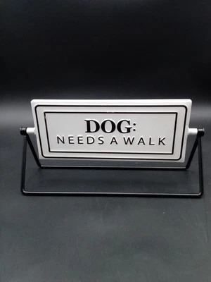 Letrero de perro necesita ser paseado Foto 1 de 4