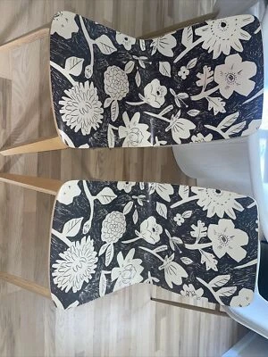 Hermosas sillas de comedor Anthropologie con boceto floral Tamsin. Juego de 2 Foto 1 de 4