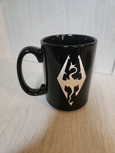 Elder Scrolls Dragon Skyrim Symbol Premium Schwarz Kaffeebecher Schneller Versand - Bild 1 von 4