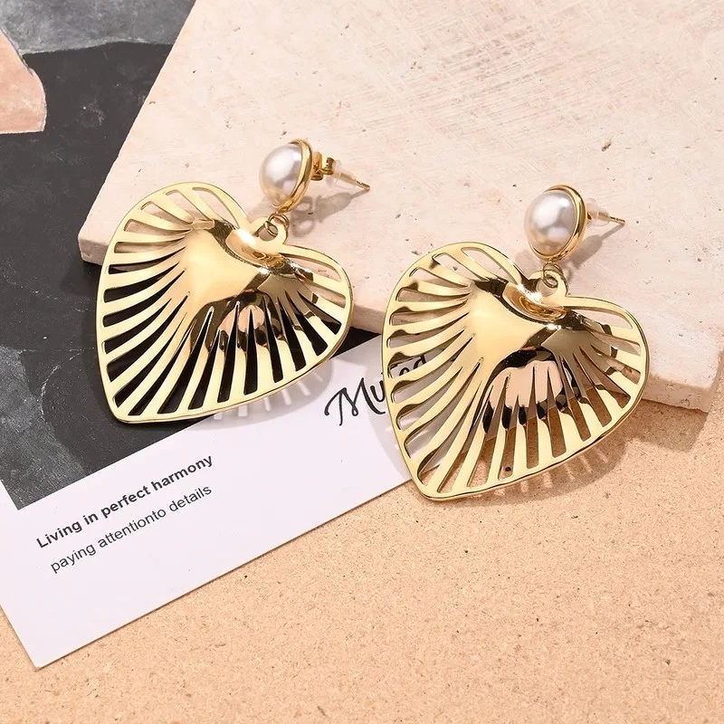 Brincos pendurados de coração de aço inoxidável folheados a ouro 18k com pérola acrílica - Imagem 1 de 1