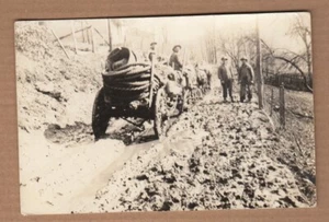 Vintage RPPC Real Photo Postcard Wagons STUCK IN THE MUD Heavy Ropes Muddy Road! - Imagen 1 de 2