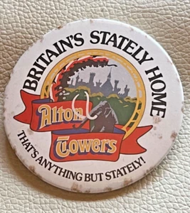 ALTON TOWERS BRITAINS CASA SEÑORIAL... PASADOR DE BOTÓN GRANDE INSIGNIA MANCHAS DE EDAD - Imagen 1 de 3