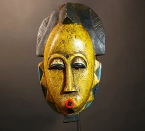 Máscara Baule africana madera tallada cara amarilla cresta negra arte tribal decoración-G4954 - Imagen 1 de 24
