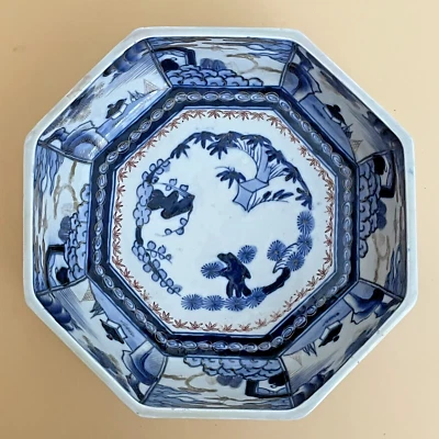 Cuenco japonés de porcelana Arita Ware octogonal de la era Meiji Foto 1 de 4