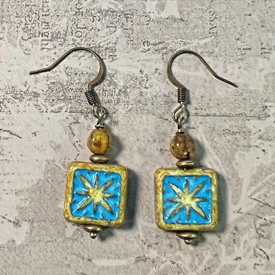 Pendientes colgantes con cuentas de vidrio checo recortadas turquesa/marrón tono bronce. S496 Foto 1 de 4