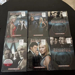 Battlestar Galactica Staffeln 1, 2, 2.5, 3, 4 & 4.5 (brandneu) DVDs komplett - Bild 1 von 8
