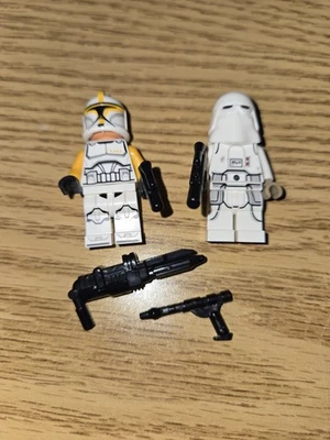 LEGO Star Wars Lote de 2 Minifiguras Snowtrooper y Soldado Clon Amarillo  Foto 1 de 2