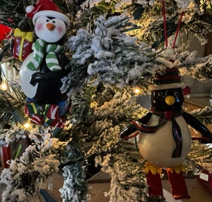 Set 2 ornamenti pinguini resina argilla vintage sci e pop fuori scatola 3,5" - Foto 1 di 11