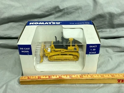 Бульдозер Komatsu D61EX с металлическими дорожками UH8000U масштаб 1:50 литой новый в коробке D 61 EX - Изображение 1 из 4