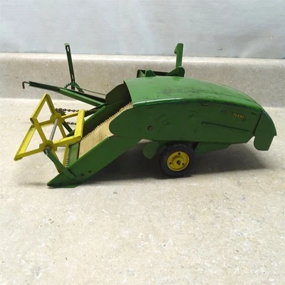 Ertl John Deere 1940 12A Combine #5601, 1/16 Scale Pressed Steel - Image 1 of 4