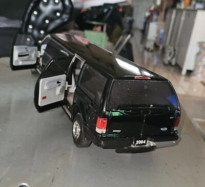 Limusina Ford Excursion Sun Star 1/18.  Negro.  Sin caja.  Desde 2004.  Foto 1 de 4