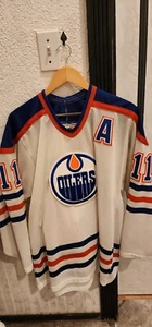 Camiseta deportiva de colección años 80 90 NHL CCM Edmonton Oilers Mark Messier 11 A para hombre cosida mediana - Imagen 1 de 13