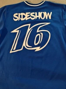 Camiseta Stay S----y - Azul Grande - SideShow 16 en la parte posterior - Imagen 1 de 4