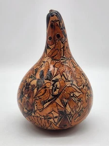 Calabaza peruana intrincada tallada a mano animales exóticos y aves escena de la selva firmada - Imagen 1 de 11