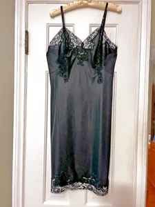 Slip interi vintage anni '60 Van Raalte nero nylon con finiture in pizzo e fessura posteriore taglia 34/S - Foto 1 di 14