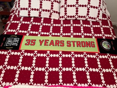 Bufanda de cervecería Winking Lizard x Great Lakes - 35 años fuerte cerveza Christmas Ale Foto 1 de 4