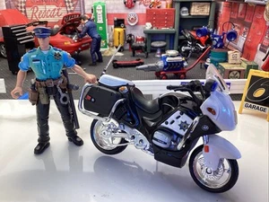 Maisto 1:18 scale Die Cast 2021 BMW R1250RT-P CHP + Diorama Figure. Unboxed - Picture 1 of 24