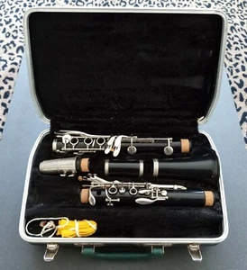 Bundy Clarinet With Case Musical Instrument FREE SHIPPING - Picture 1 of 3