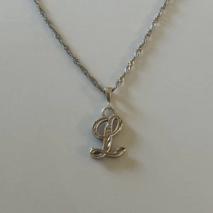 "Dije y collar vintage de plata de ley con escritura L 16""" - Imagen 1 de 9