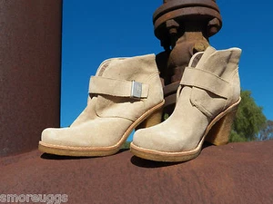Neu UGG Australia Brienne sandfarbene kurze Damen-Stiefelette aus Veloursleder mit Gummi-Absatz Schnalle - Bild 1 von 5