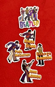 THE BEATLES Lot (5) 1 1/2" bis 2 1/2" Band Logo AUFKLEBER John Paul Ringo George - Bild 1 von 1