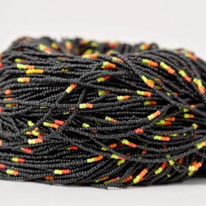 Baule Tamba schwarz mit rot gelb orange und grün Saatperlen Halskette - Bild 1 von 8