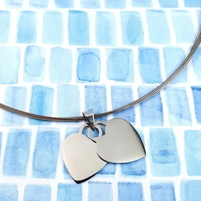 Cincel Acero Inoxidable Doble Corazón Colgante en Collar de 18". Grabable. Foto 1 de 4