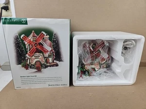 Molino de oropel Dept 56 North Pole Northern Lights - Imagen 1 de 3