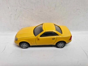 Herpa Mercedes SLK chiuso giallo pressofuso 1:66 senza scatola usato in buone condizioni - Foto 1 di 10