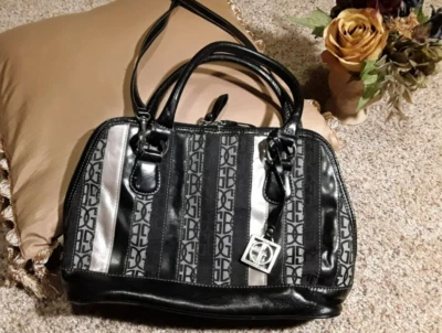 Bolsa listrada preta e bronzeada Giani Bernini, opção de alça dupla - Imagem 1 de 4