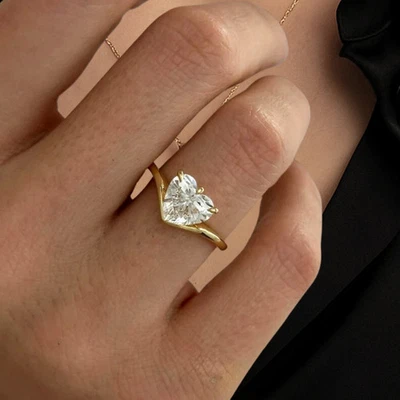 Anillo solitario de diamantes cultivados en laboratorio con corte de corazón de 2,00 quilates de oro amarillo de 14 k Foto 1 de 4