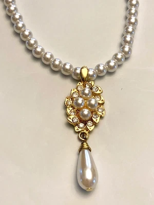 Gargantilla Claire's estilo vintage imitación perlas collar con frente lágrima Foto 1 de 4