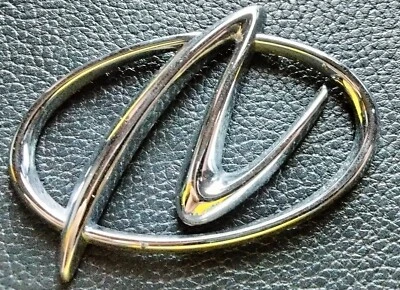 B40- 2001 2002 2003 Oldsmobile Aurora emblema capó. Adorno insignia rejilla delantera Foto 1 de 4