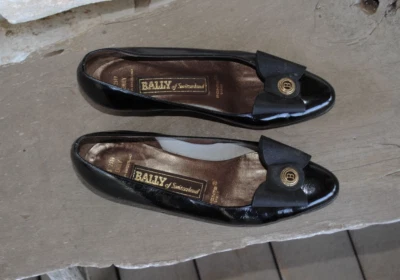 Vtg BALLY Switzerland Black Patent Leather Gold Logo Ribbon Bow Emily 7.5N Shoes - Image 1 of 4