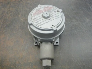 United Electric Controls Company J120-S144B Pressure Switch 0.5 to 20 PSI - Picture 1 of 3