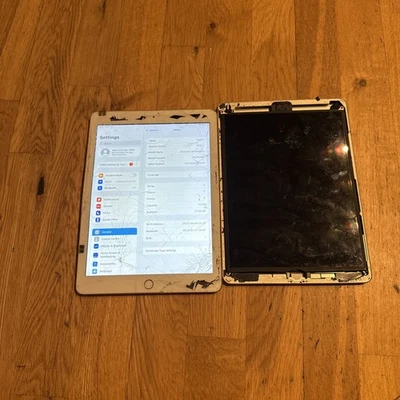 2x Apple iPad 6th A1893 - Image 1 of 4