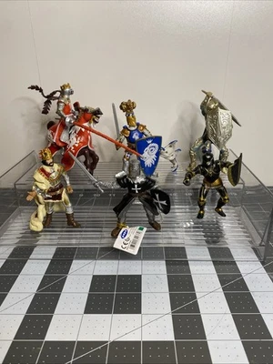 7 Estatuillas Papo - 4 Caballeros Medievales + Caballo + Rey + Figura Caballero Adicional Foto 1 de 4