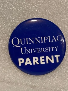 2,25" Quinnipiac University dunkelblau Elternbesuch Button *gebraucht* e2 - Bild 1 von 3