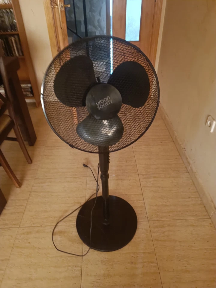 Ventilador de pie en perfecto estado 3 velocidades 3 aspas Oscilación 45 W - Imagen 1 de 3