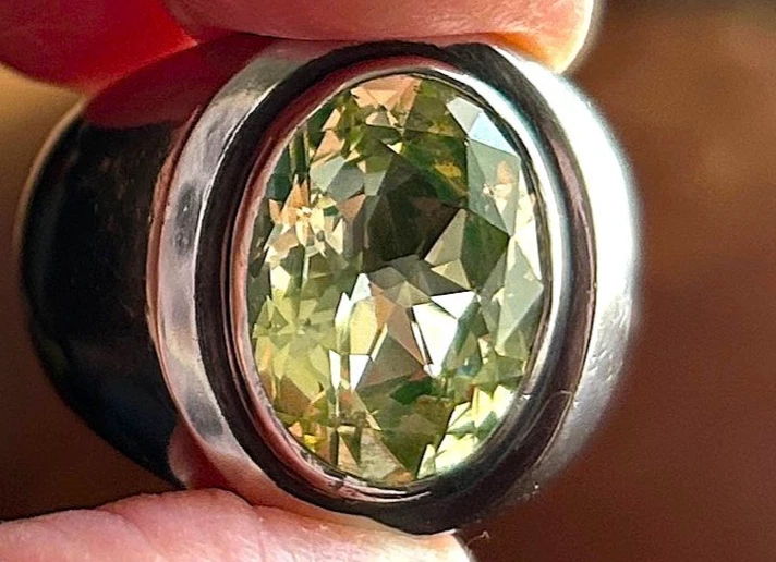 Anillo de titanio para hombre talla 10,5 verde corte ovalado piedra como peridoto gema grande USADO Foto 1 de 4