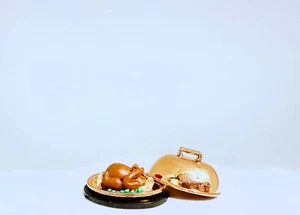 Miniaturas para casa de muñecas pollo asado en bandeja de cobre/cubierta de cúpula - Imagen 1 de 3
