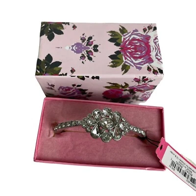 NUEVO Brazalete Betsey Johnson Mujer Plata Con Incrustaciones Piedras Estrás Dije Foto 1 de 4