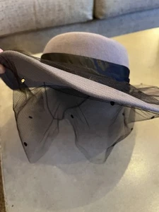 Vintage Doeskin Gray Lady’s Hat W/ Mesh Tooling & Bow Whittall & Shon - Imagen 1 de 8