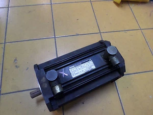 LENZE SYNCHRONOUS SERVO-MOTOR - RESOLVER - 8.3nM -- MDSKRS071-13 -- 00397188  - Picture 1 of 1
