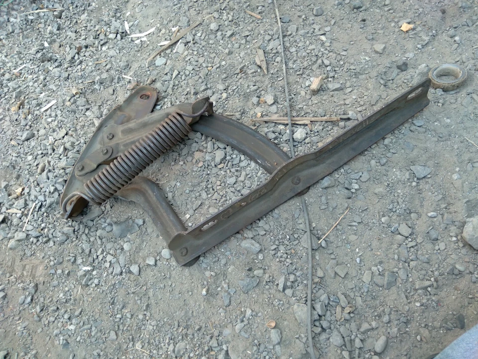 1968 Chevy Impala SS Caprice Belair Biscayne Chevelle Nova hood hinge GM right - Image 1 of 2